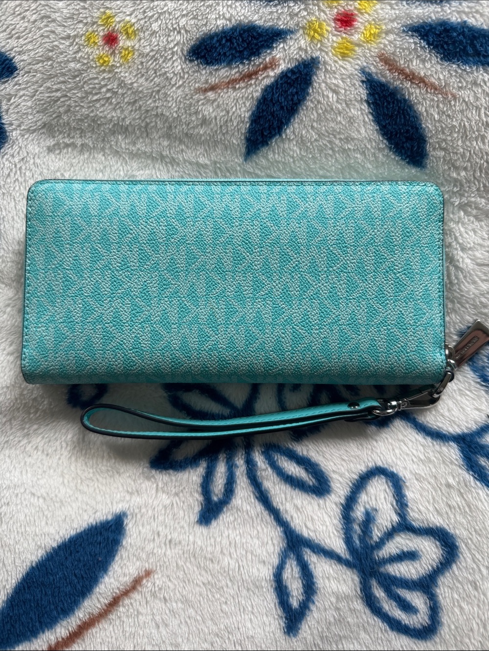 Michael Kors Wristlet/Wallet - Picture 2 of 10